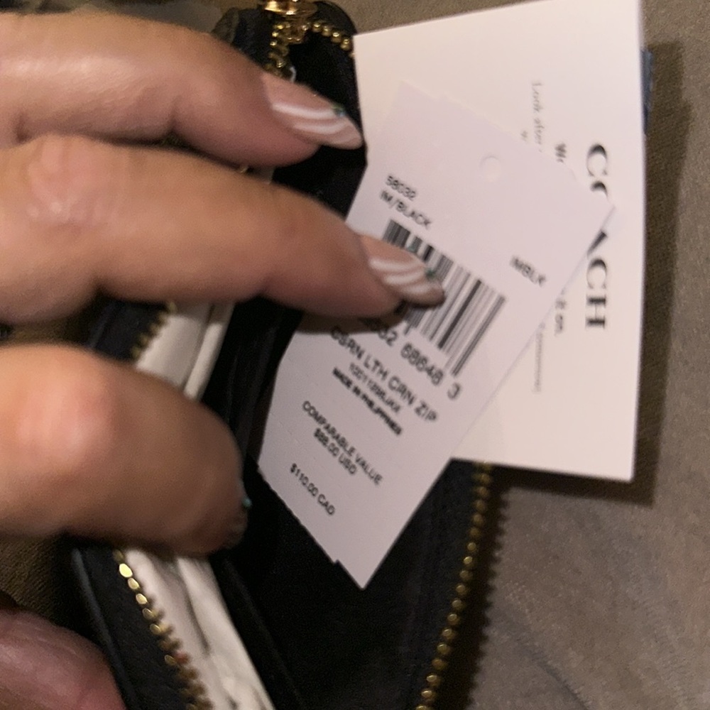 New Corner‎ Zip Wristlet - Picture 9 of 9